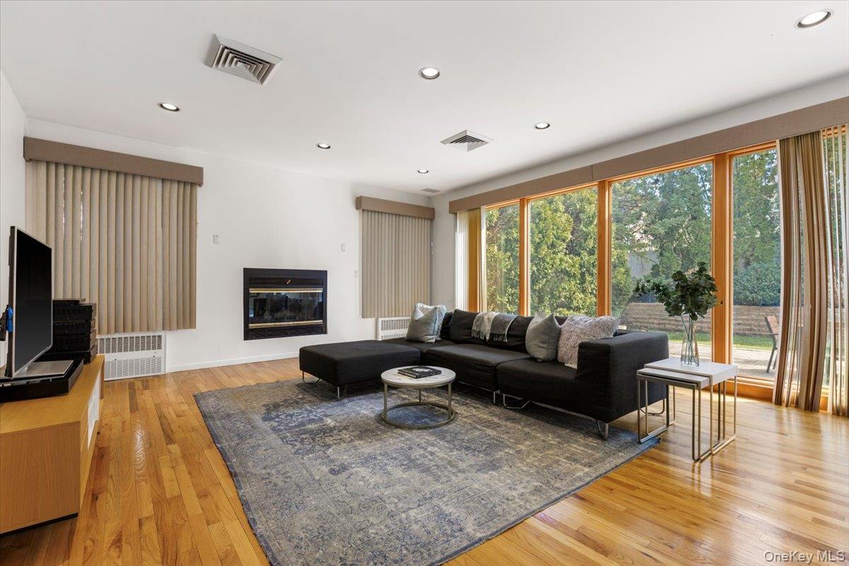 174 Lawrence Avenue Photo 8