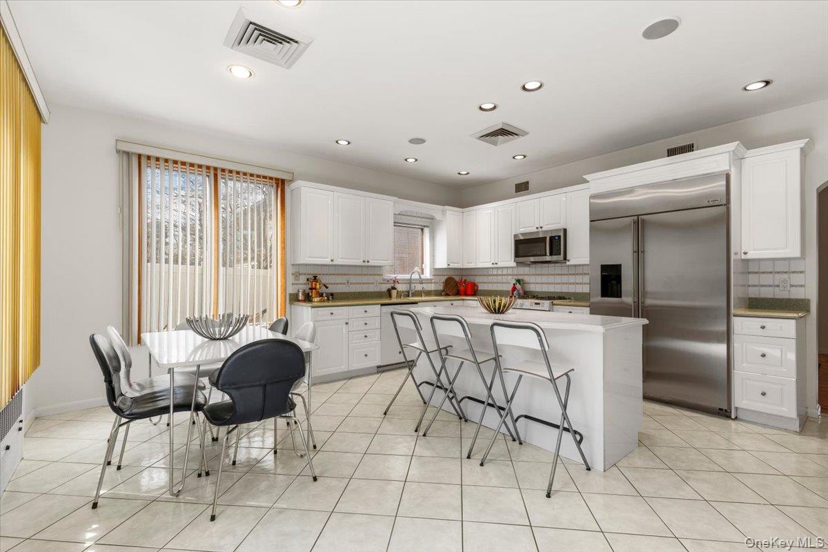 174 Lawrence Avenue Photo 11