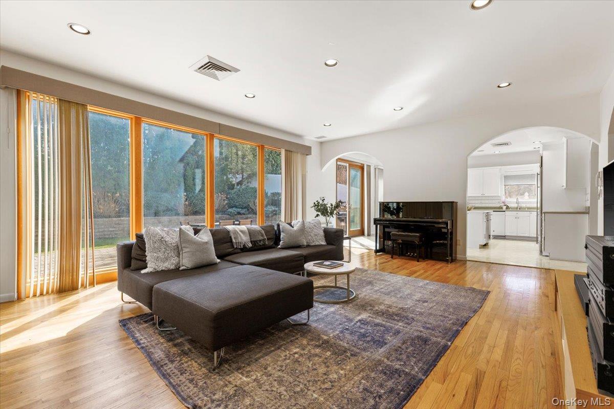 174 Lawrence Avenue Photo 9