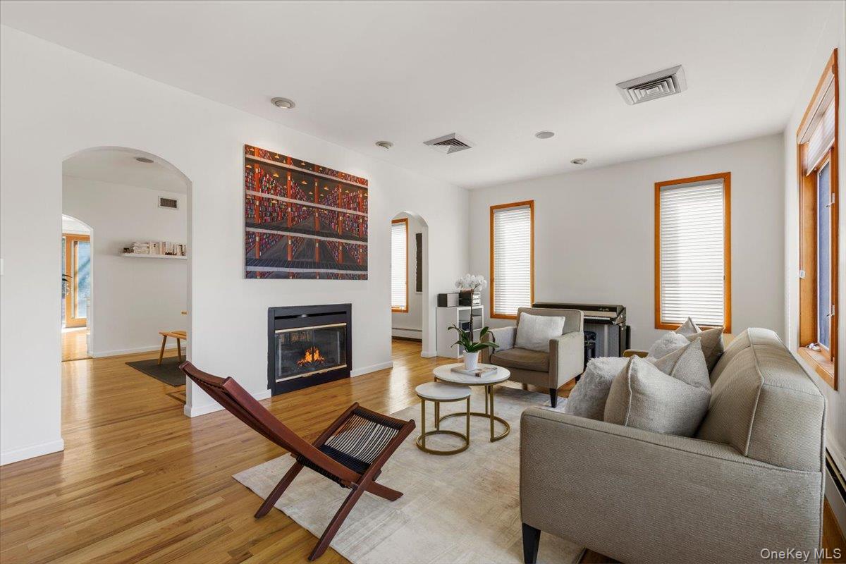 174 Lawrence Avenue Photo 4