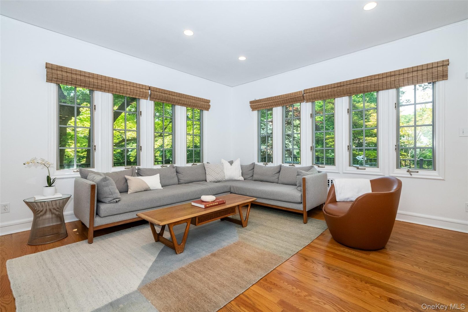 550 Forest Avenue Photo 8
