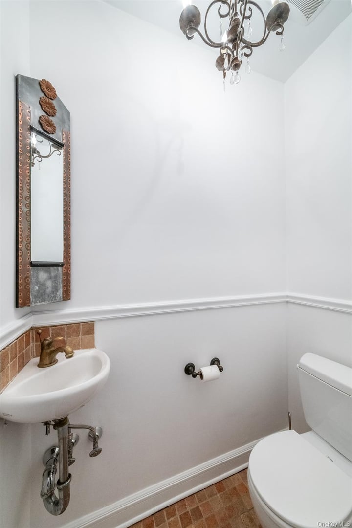 550 Forest Avenue Photo 17