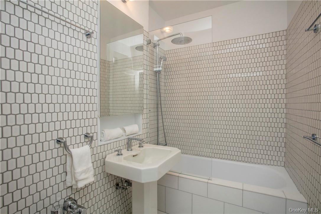 100 Ardsley Avenue W  #2L Photo 10