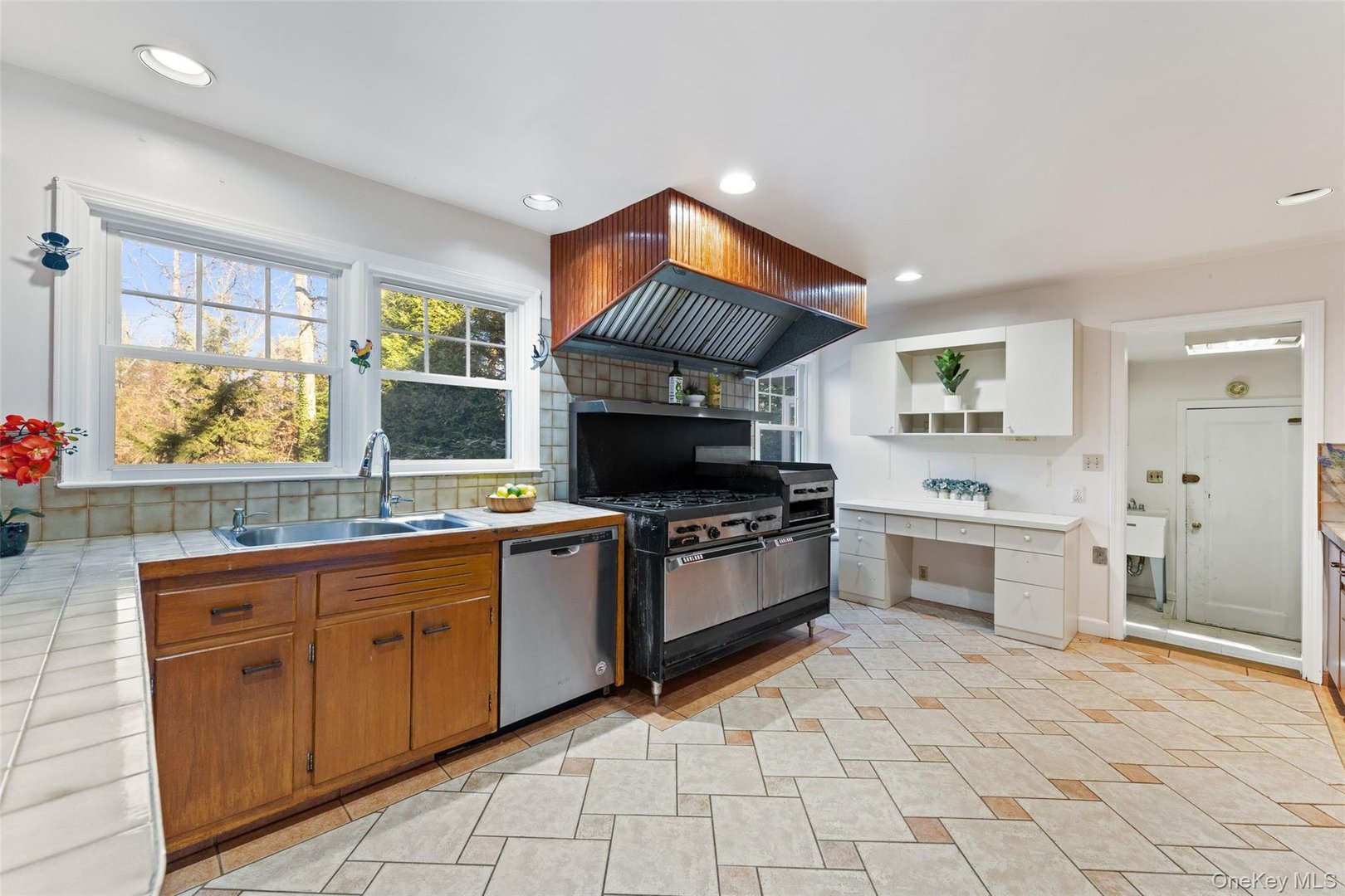 285 Old Colony Road Photo 9