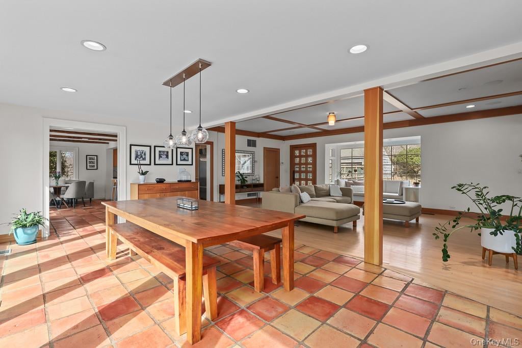 37 Hyatt Road Photo 11