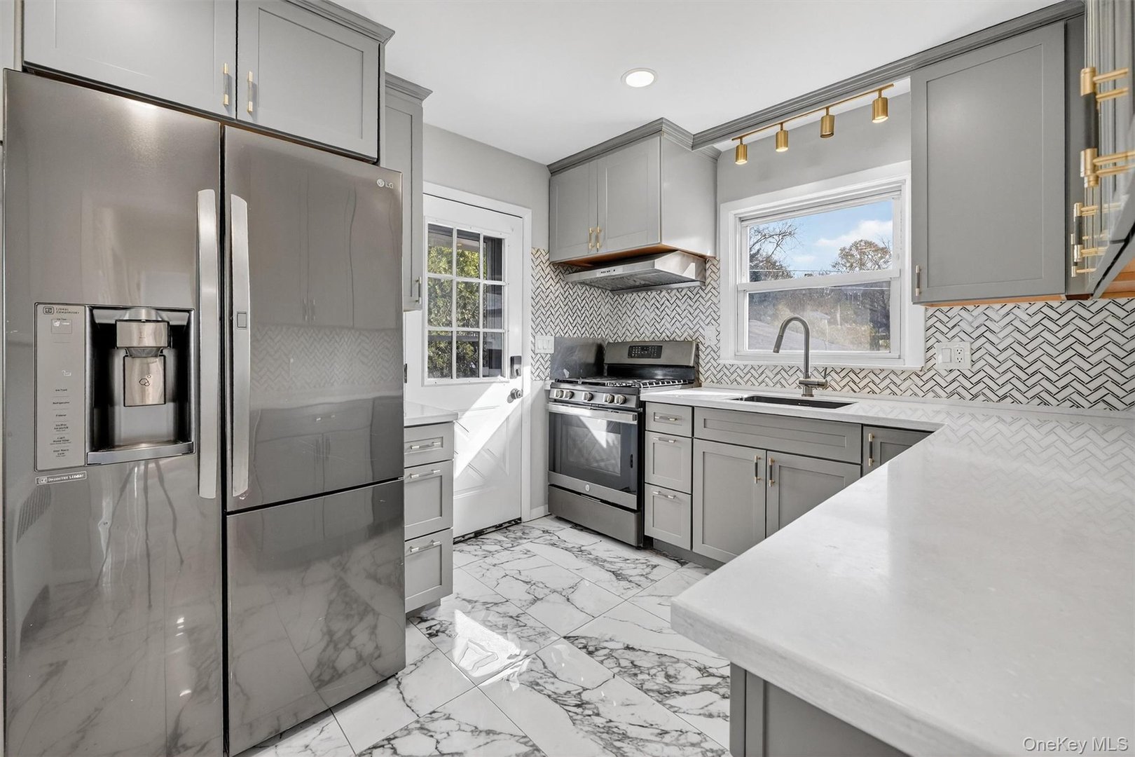 8 Robbins Avenue Photo 16