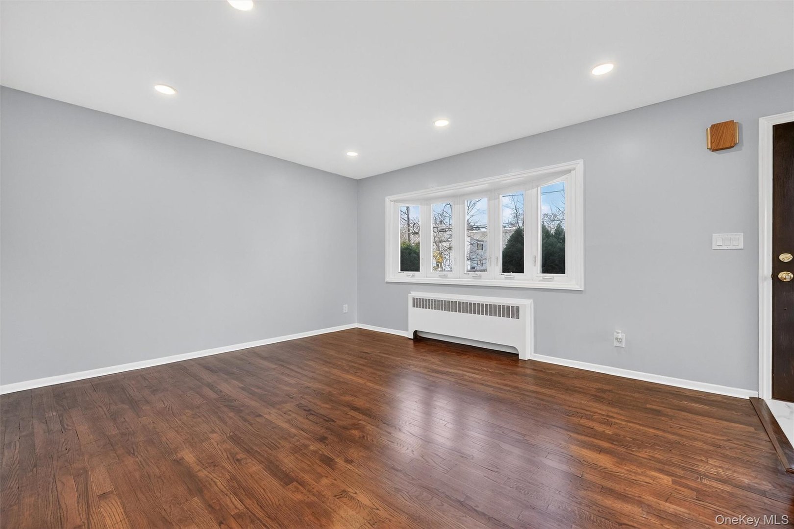 8 Robbins Avenue Photo 7