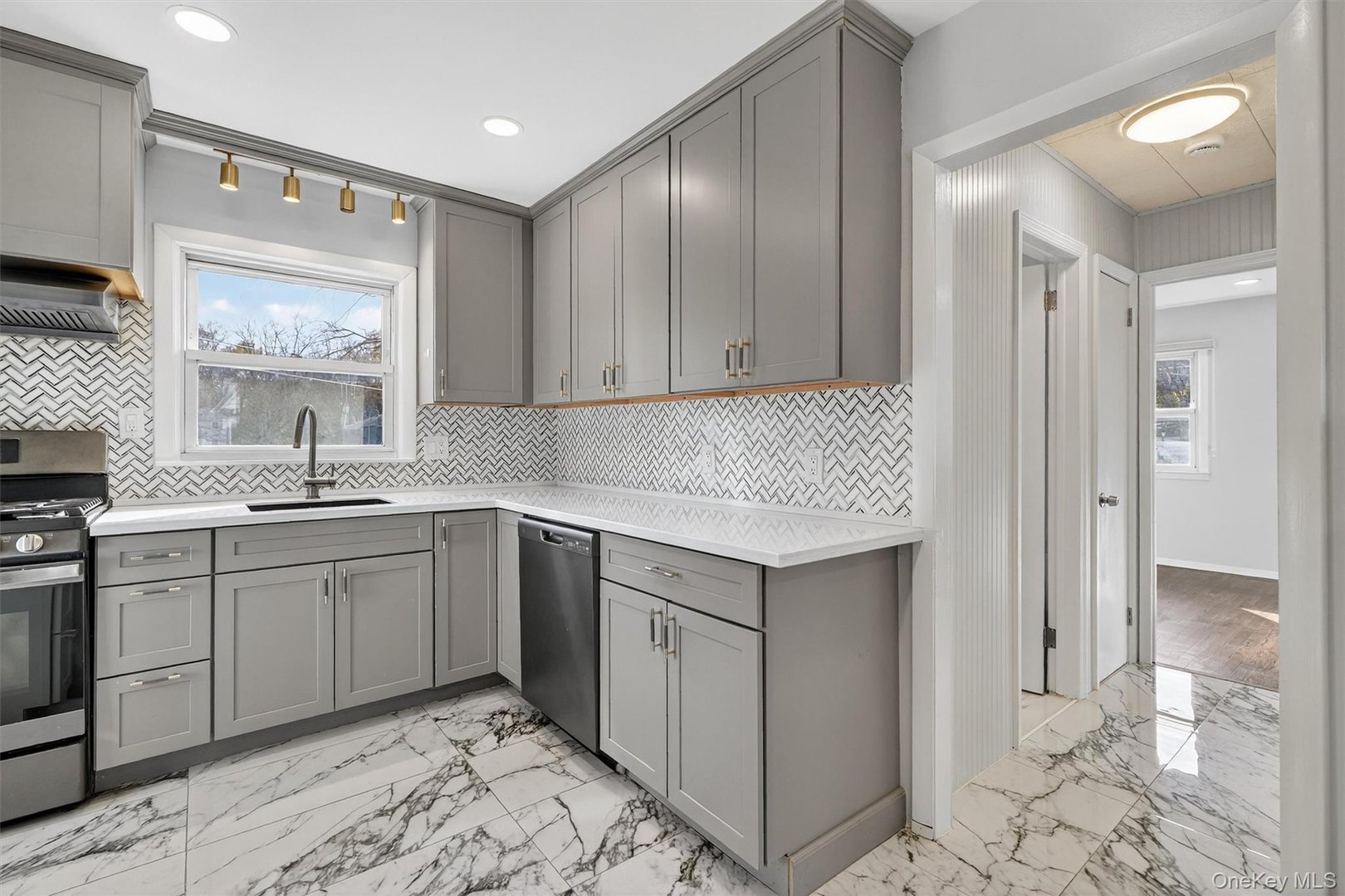 8 Robbins Avenue Photo 14