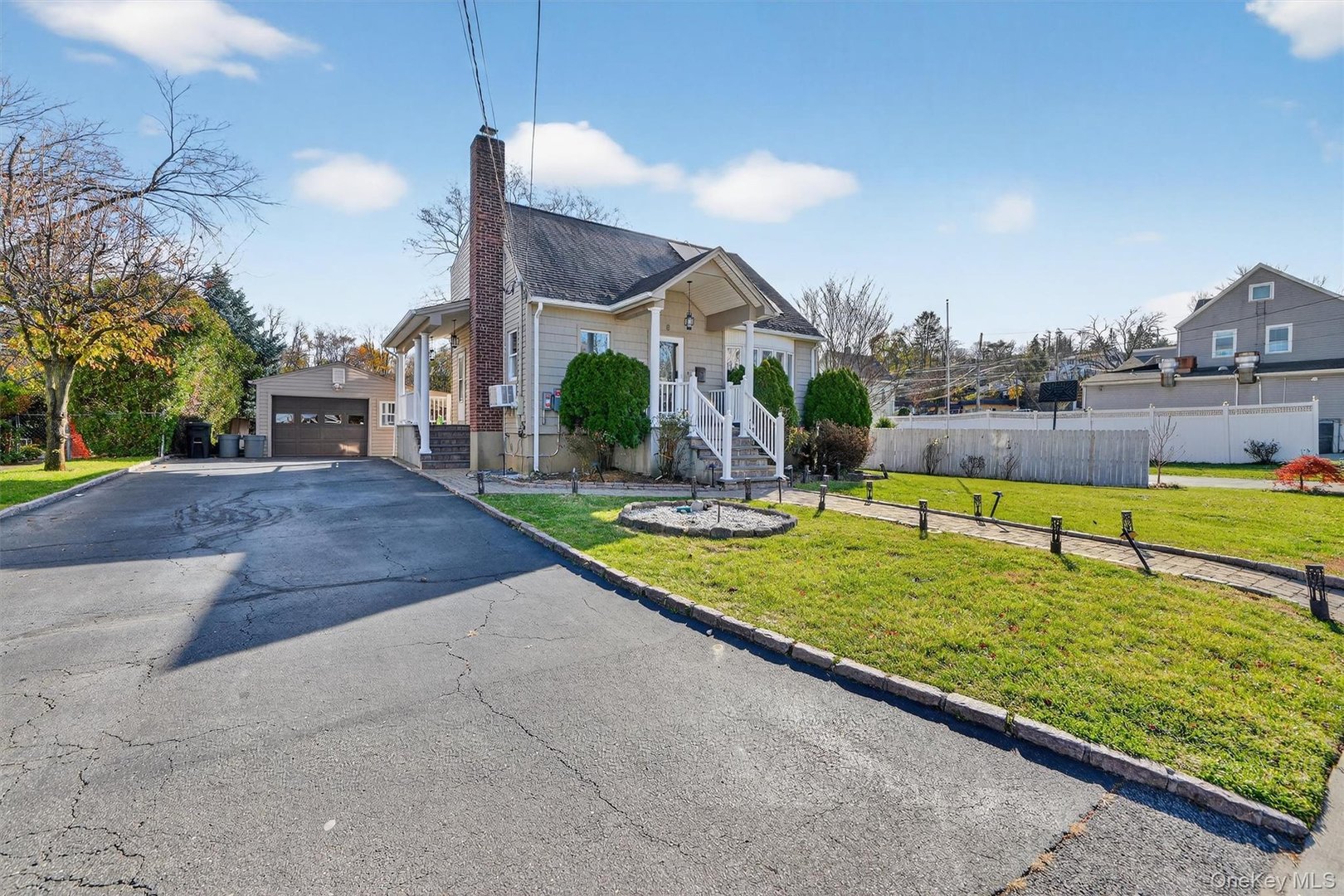 8 Robbins Avenue Photo 3