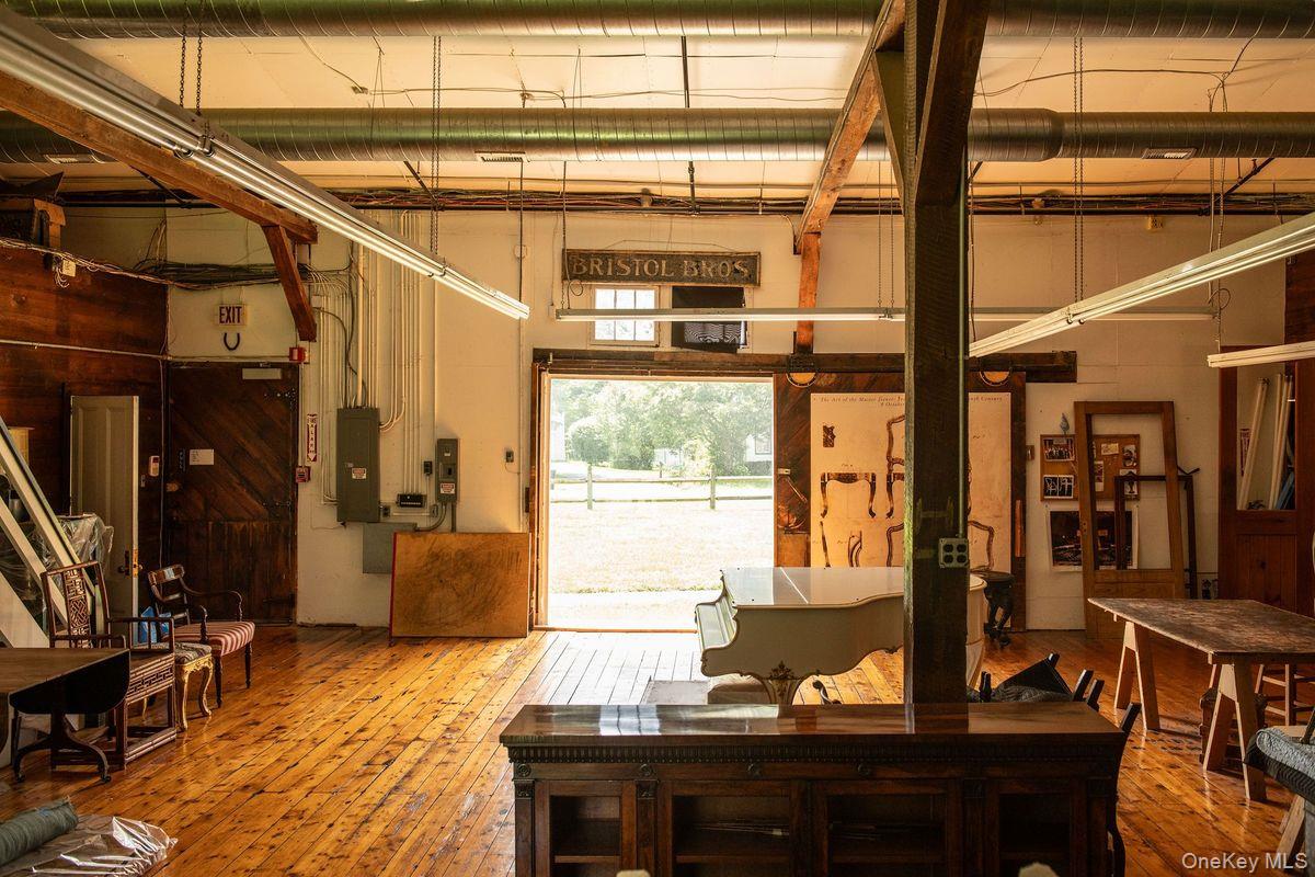 33 Maple Avenue Photo 5