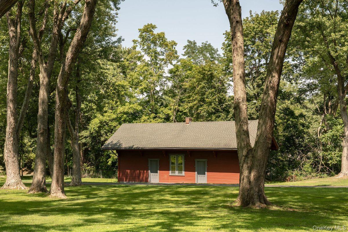 33 Maple Avenue Photo 2