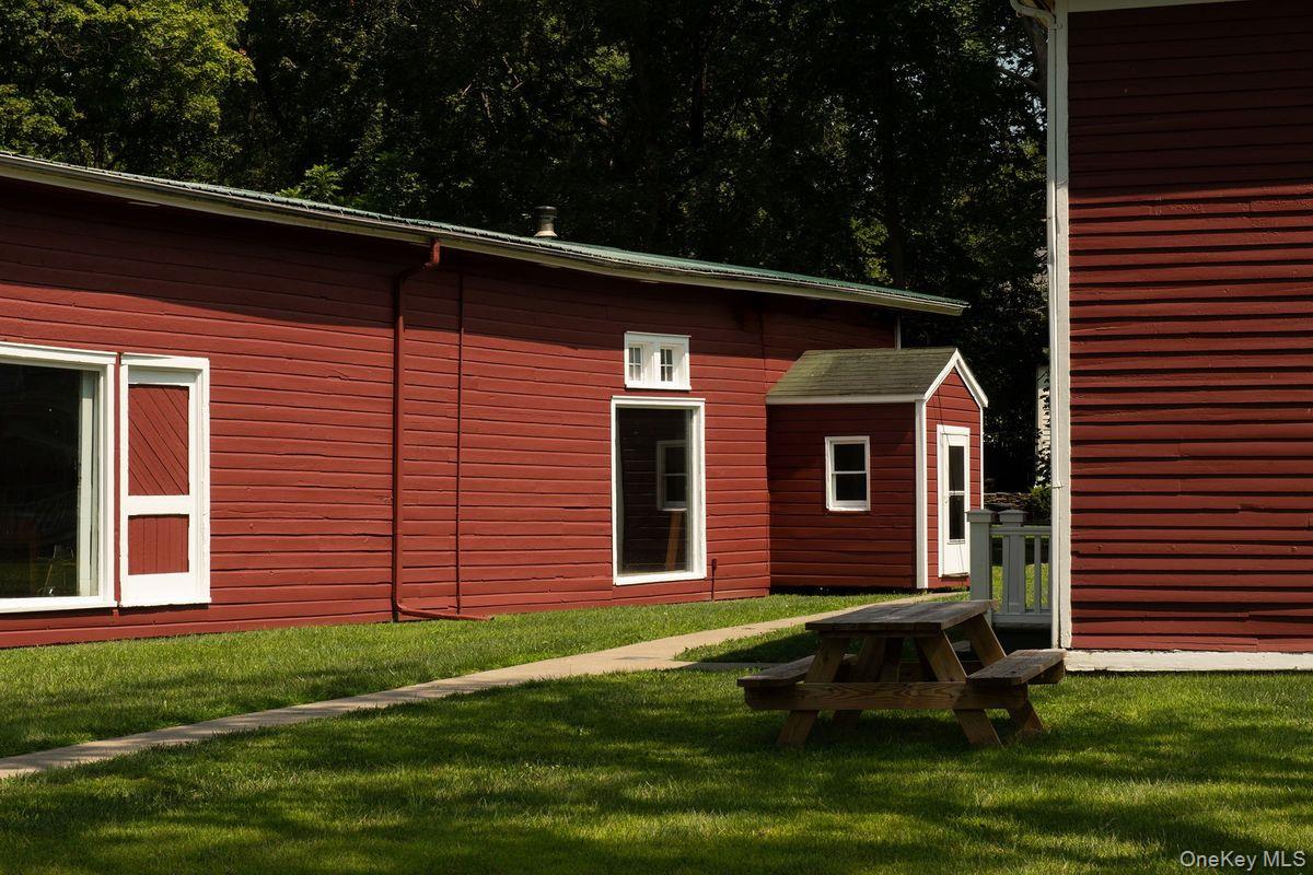 33 Maple Avenue Photo 4