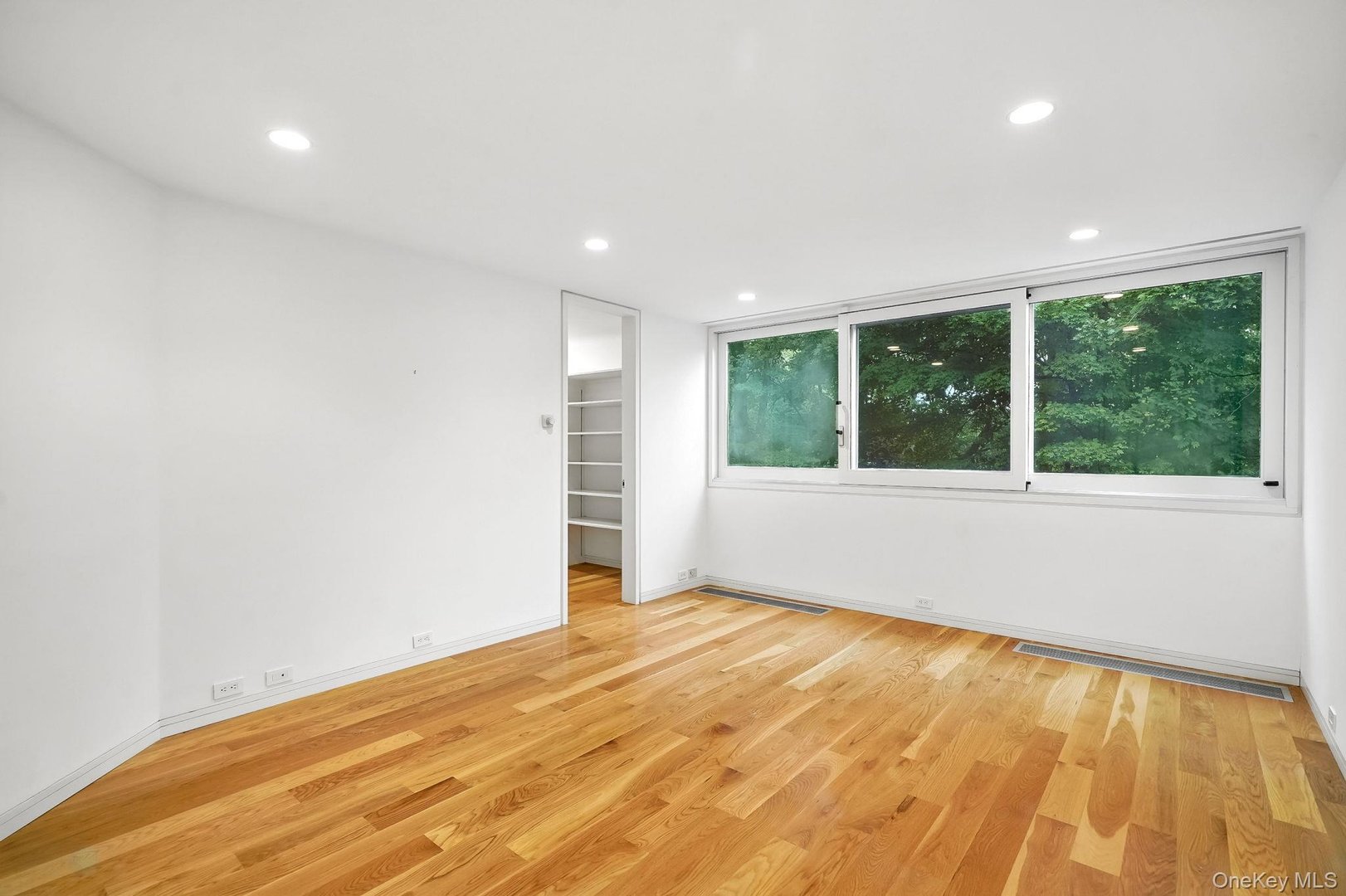 20 Bessel Lane Photo 28