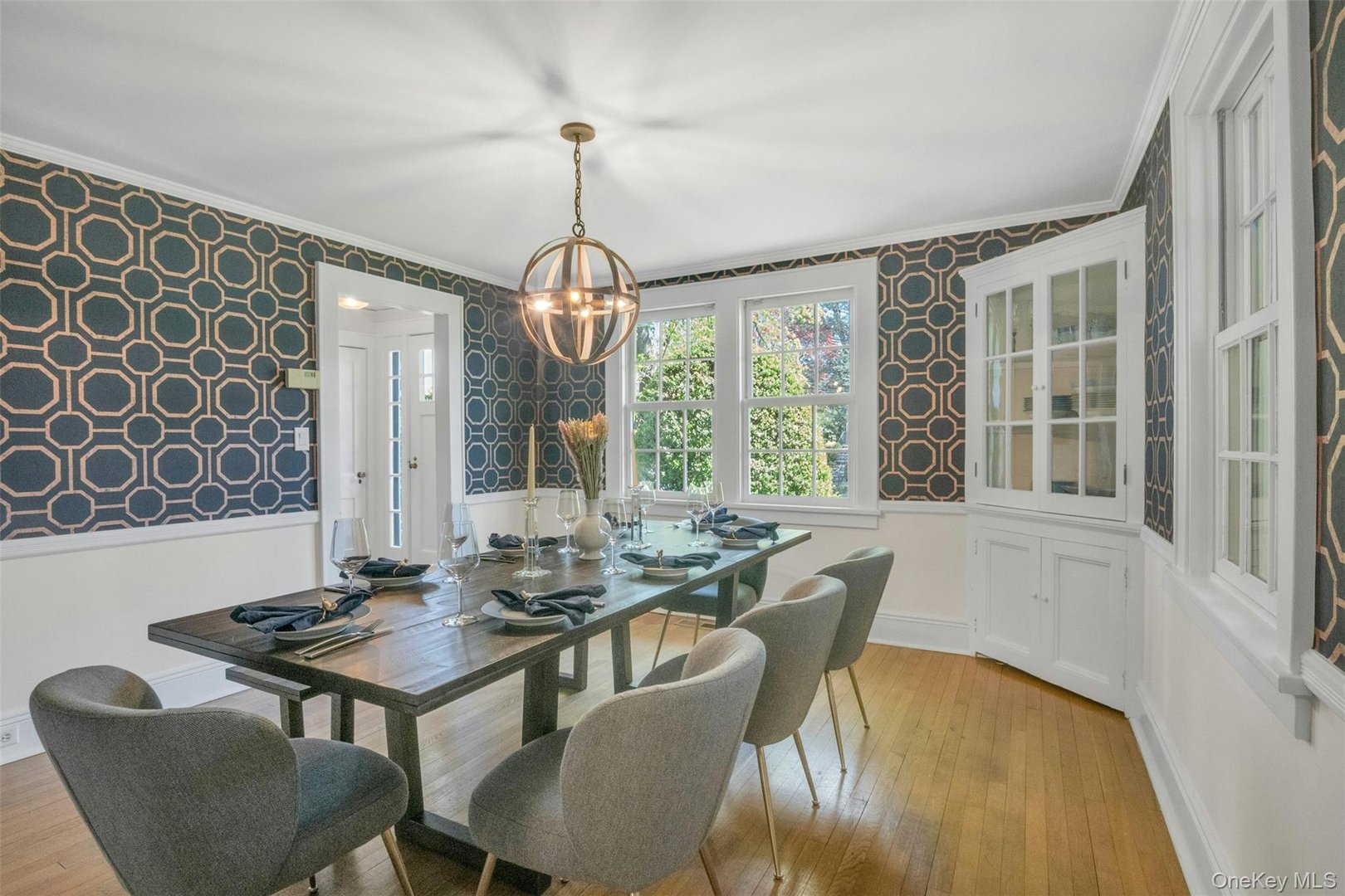 305 S Barry Avenue Photo 8