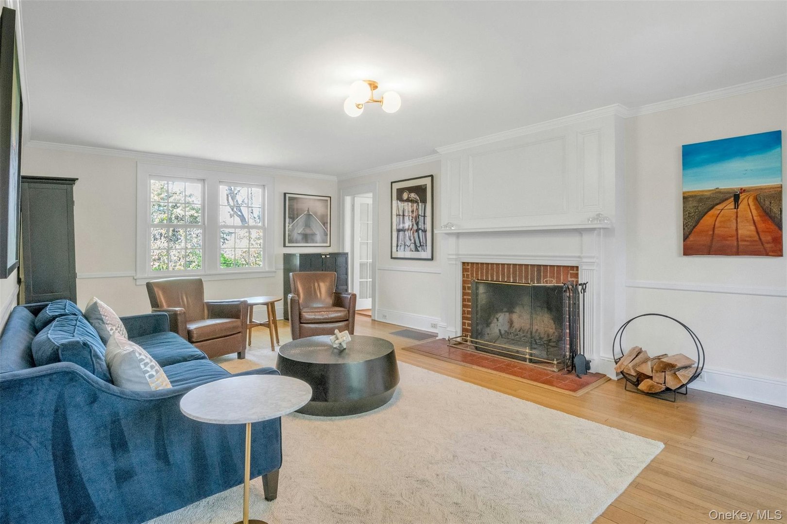 305 S Barry Avenue Photo 3