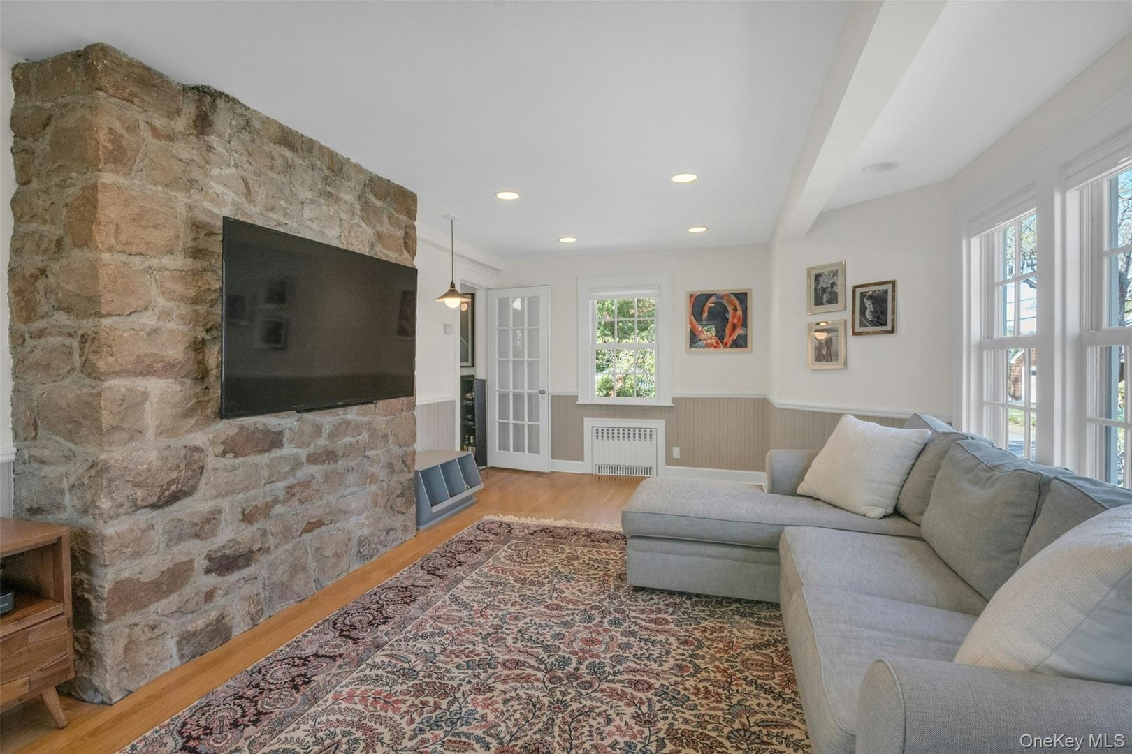 305 S Barry Avenue Photo 5
