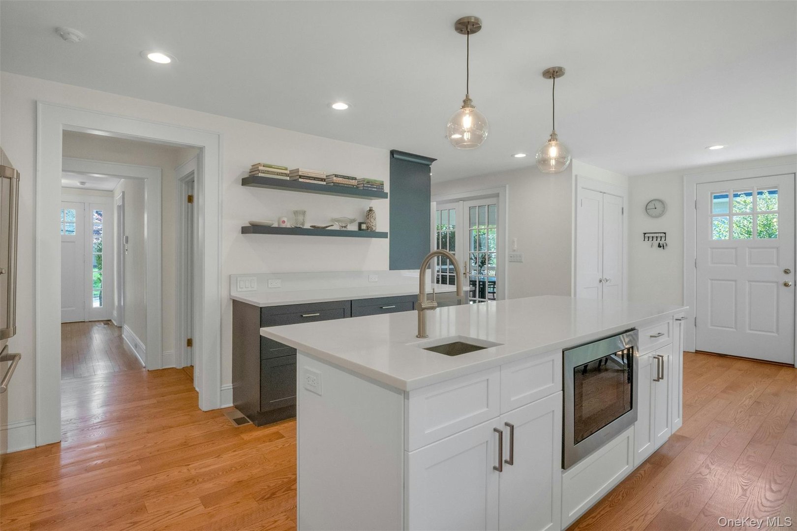 305 S Barry Avenue Photo 12