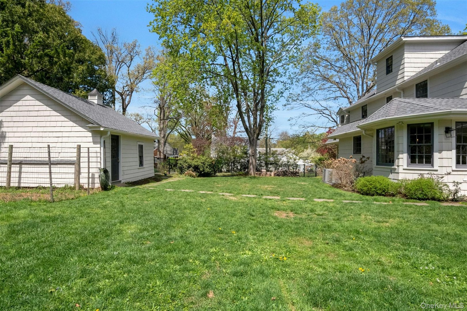 305 S Barry Avenue Photo 29