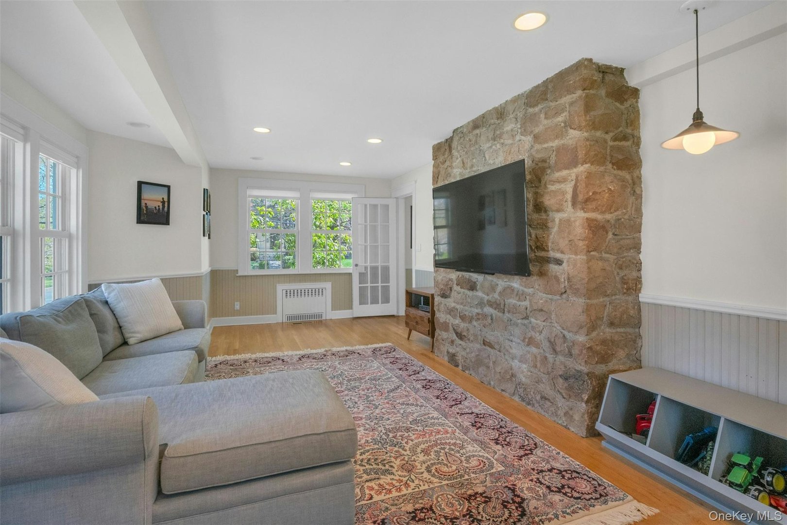 305 S Barry Avenue Photo 6