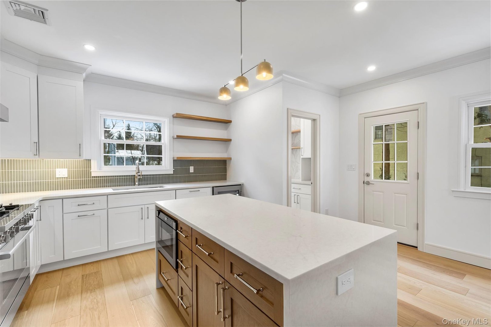 118 Soundview Avenue Photo 5