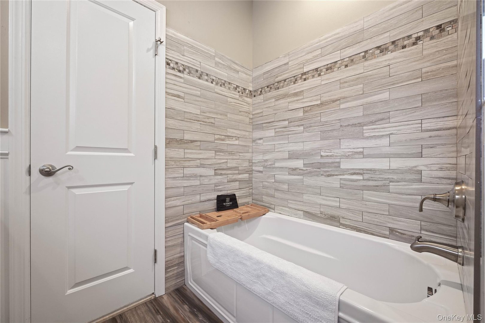 380 Homestead Way Photo 23