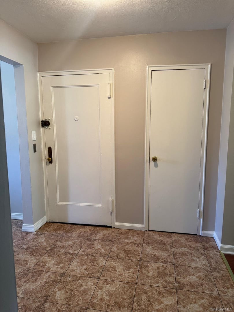 8 Leewood Circle  #5R Photo 2