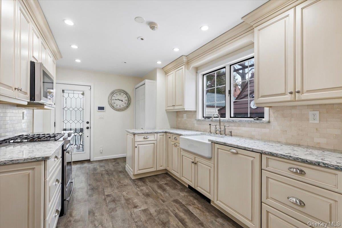 212 Manhattan Avenue Photo 14