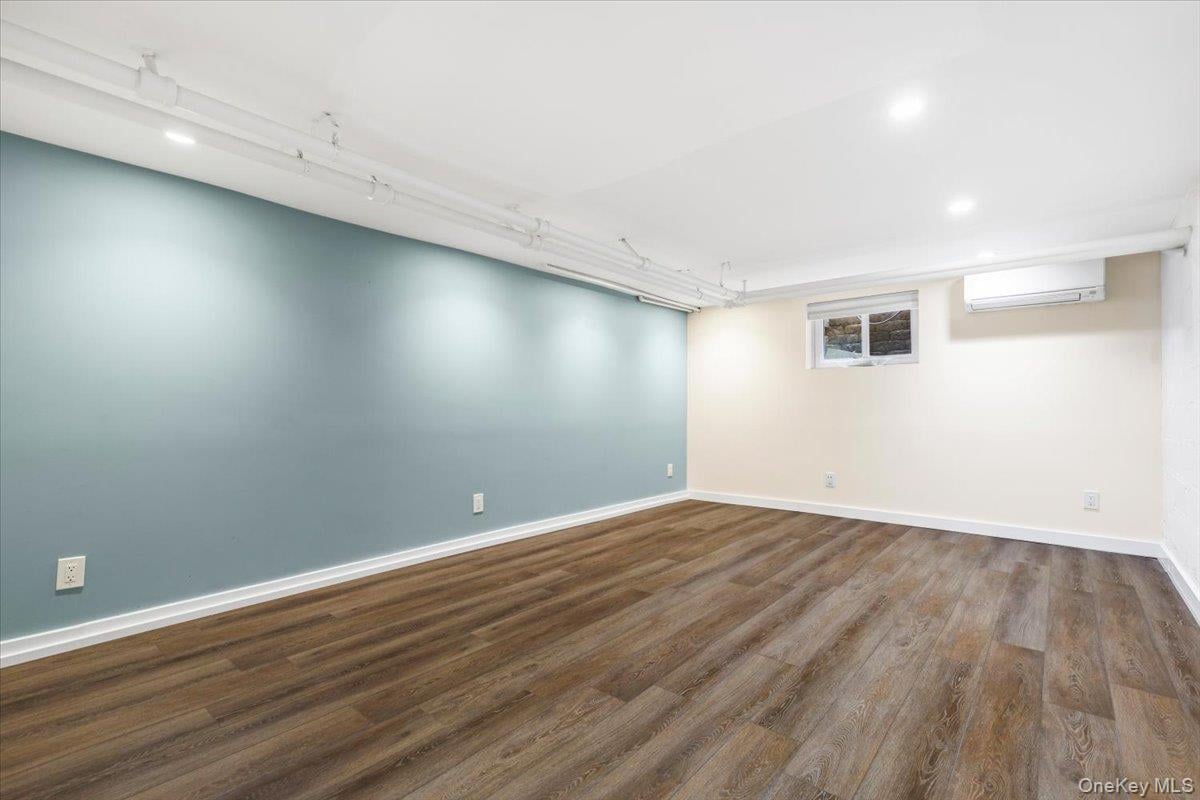 212 Manhattan Avenue Photo 24