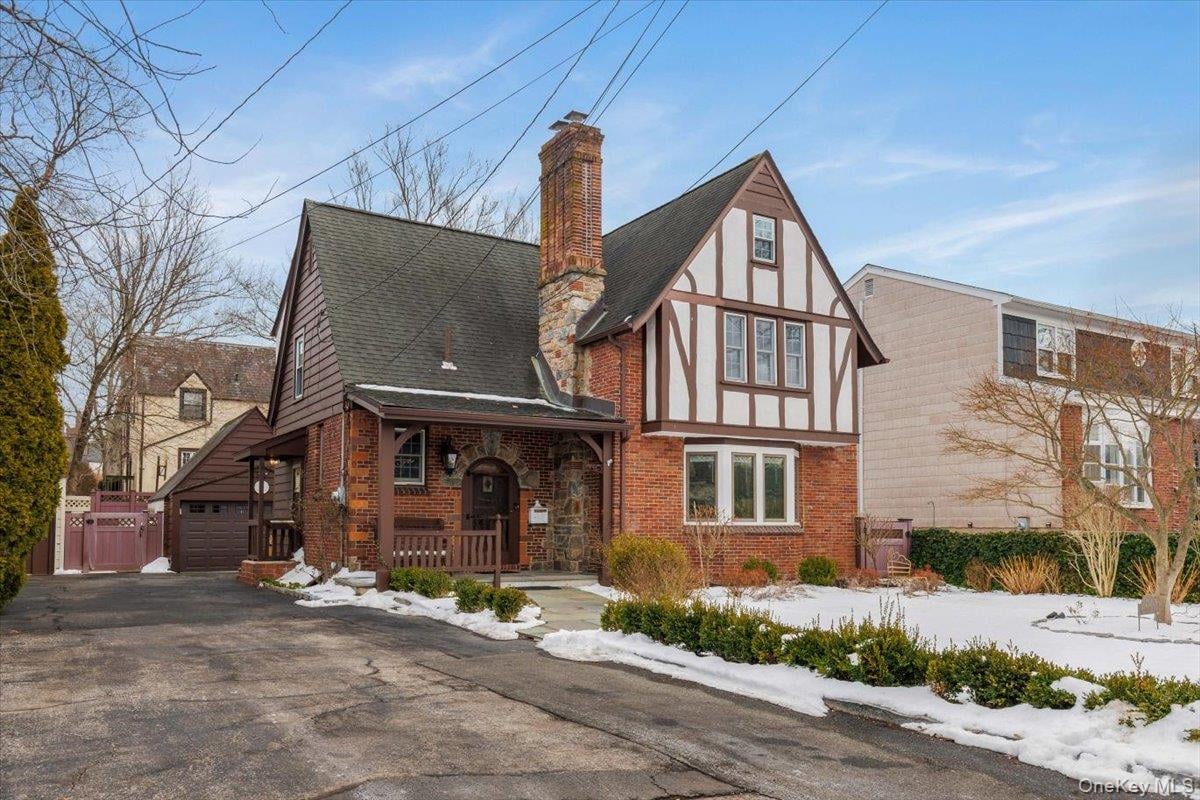 212 Manhattan Avenue Photo 3