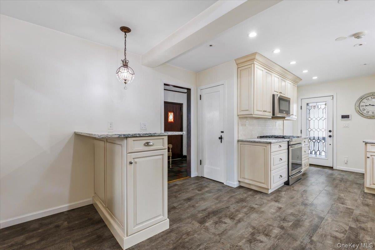 212 Manhattan Avenue Photo 15