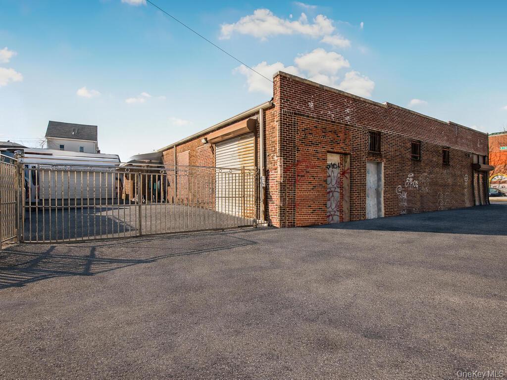 200 W 1st Street Photo 38