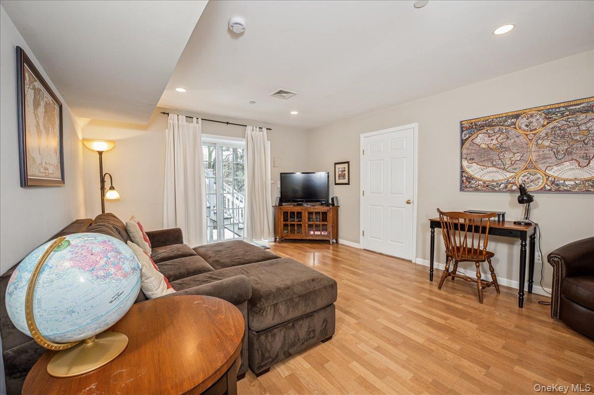 24 Kent Avenue Photo 31