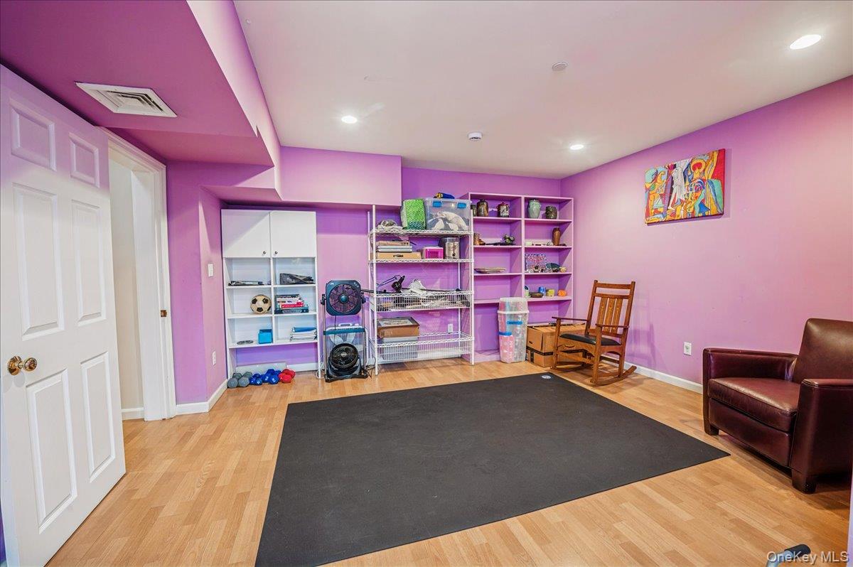 24 Kent Avenue Photo 35