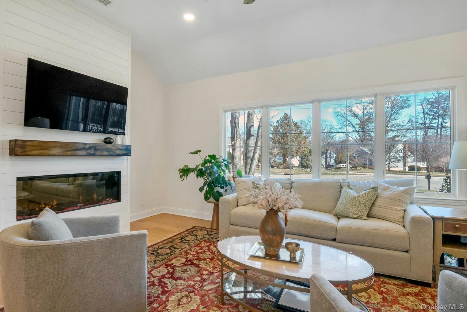 88 Marion Drive Photo 5