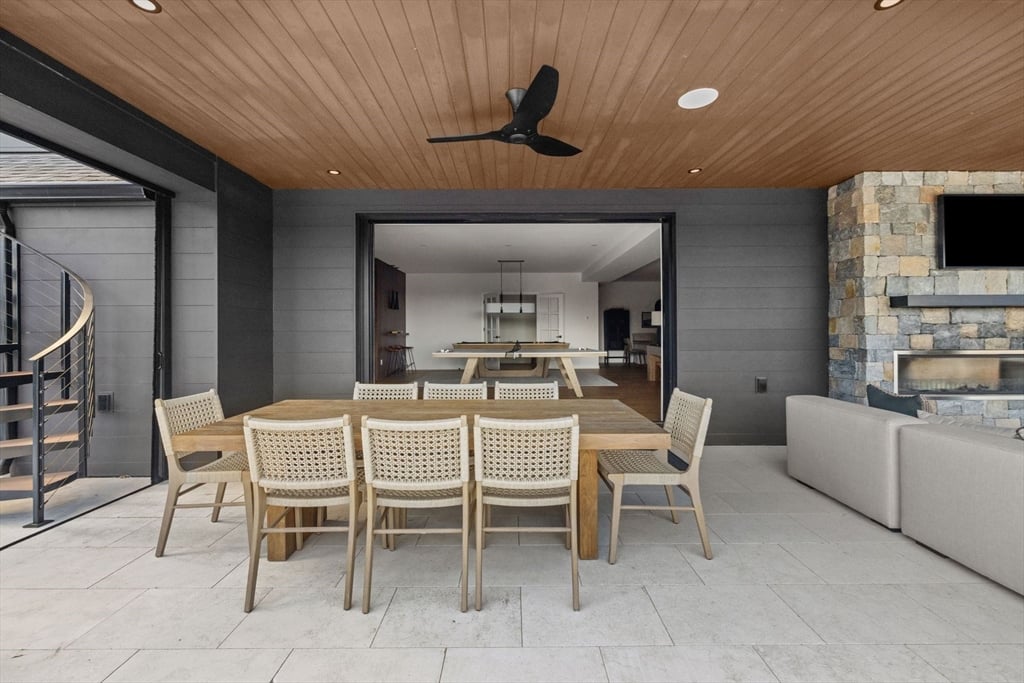 1 Confidential Avenue Photo 33