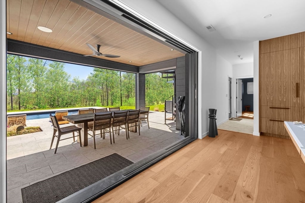 1 Confidential Avenue Photo 29