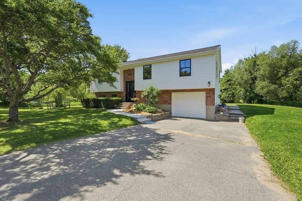 17 Captain Lathrop Dr Photo 3