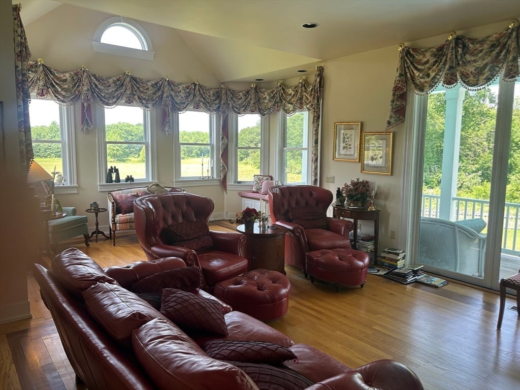 365 Middle St Photo 12