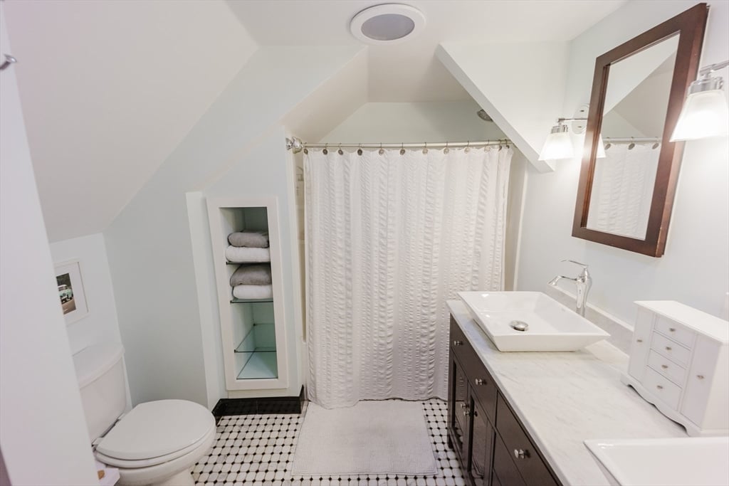 33 Main Street Photo 40