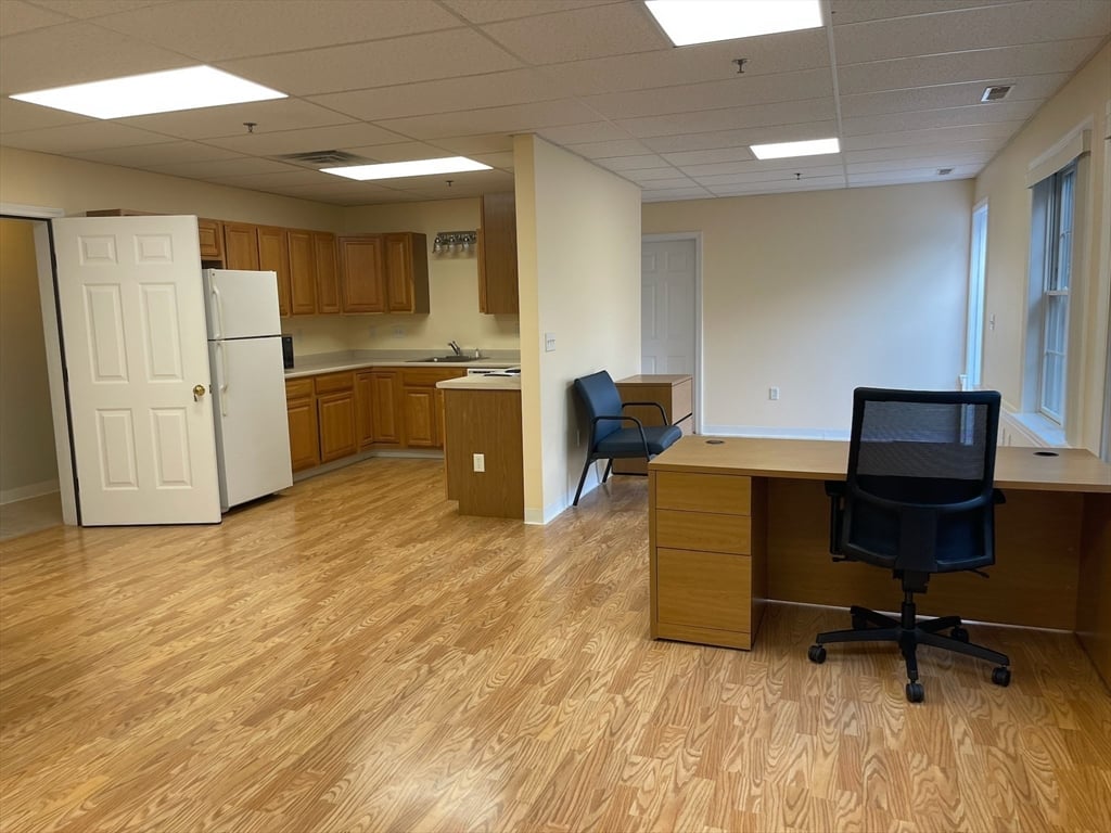 245 Russell St Photo 16