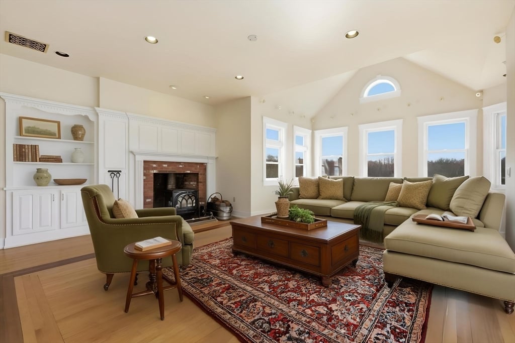 365 Middle St Photo 6