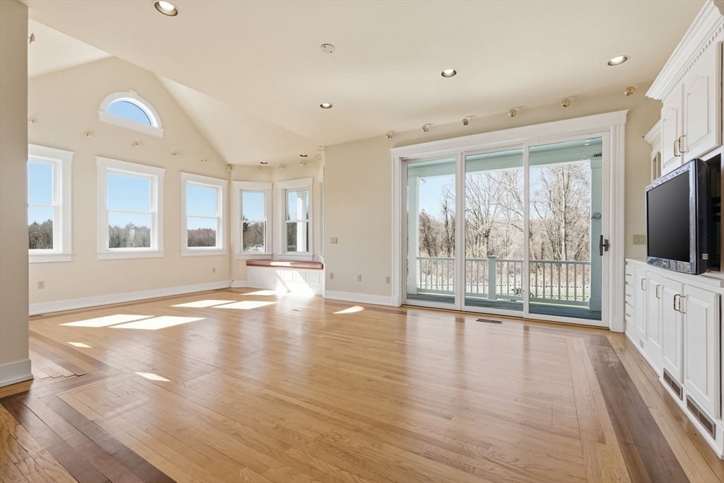 365 Middle St Photo 5