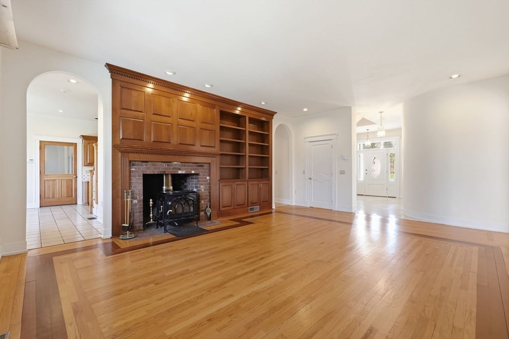 365 Middle St Photo 9