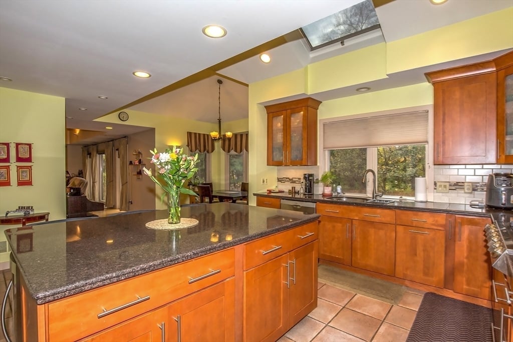 70 Tennyson Dr Photo 14