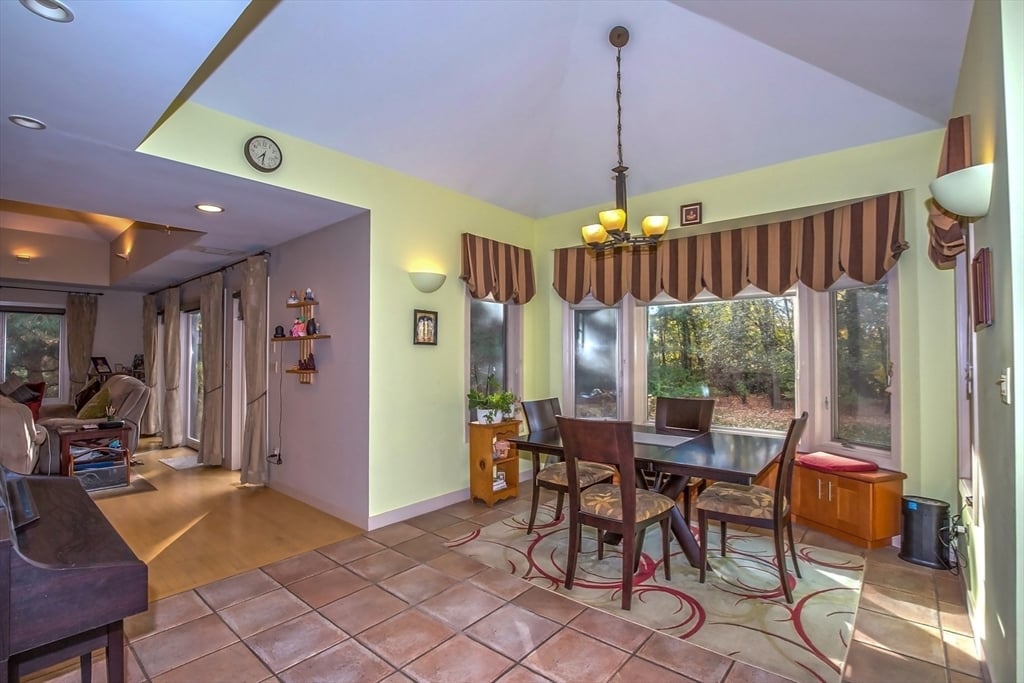 70 Tennyson Dr Photo 11