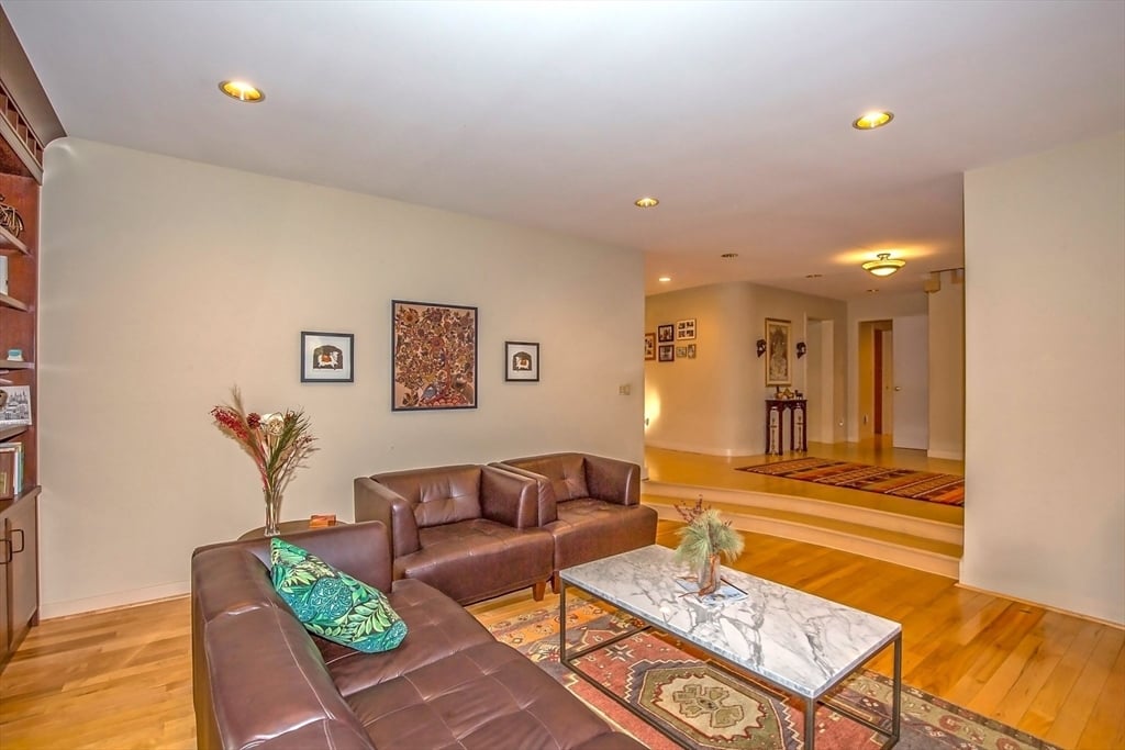 70 Tennyson Dr Photo 7