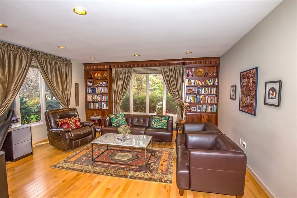 70 Tennyson Dr Photo 6