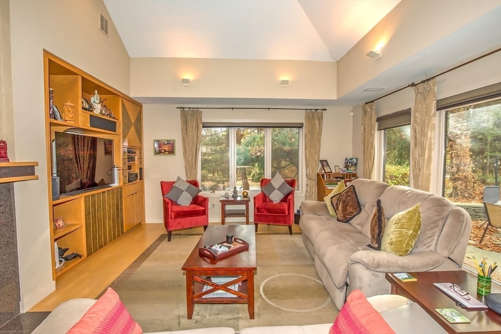 70 Tennyson Dr Photo 8