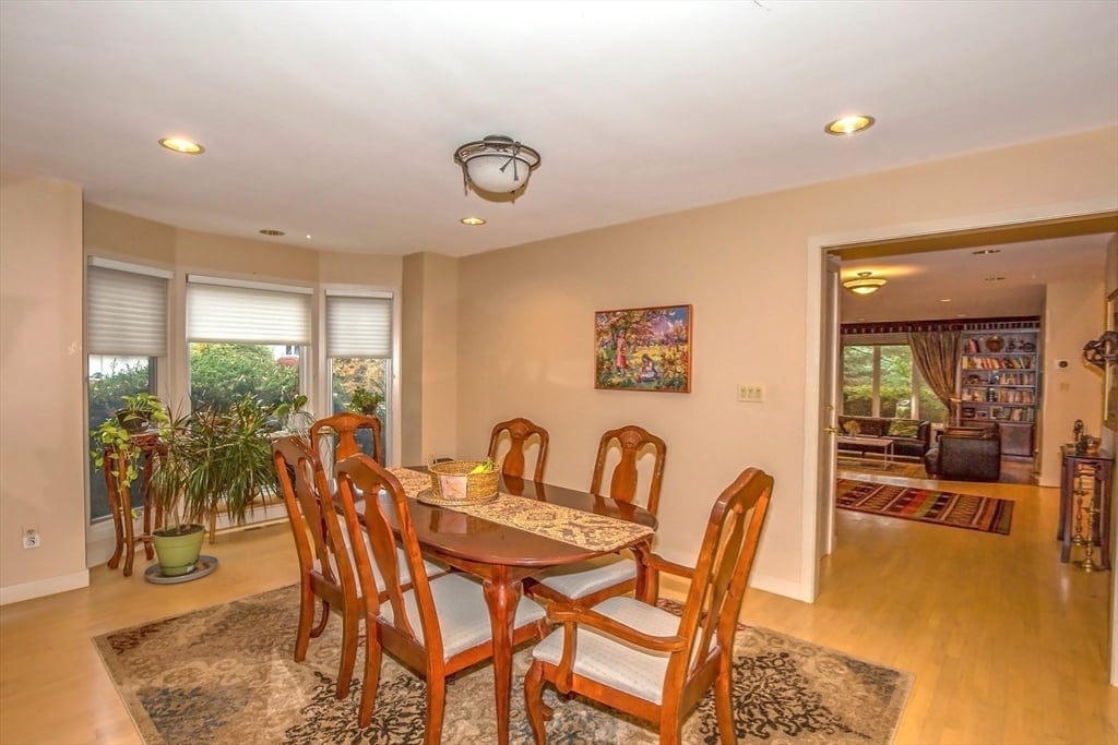 70 Tennyson Dr Photo 18