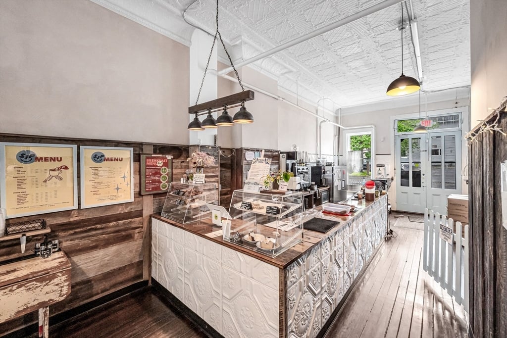 76 Maple St Photo 17